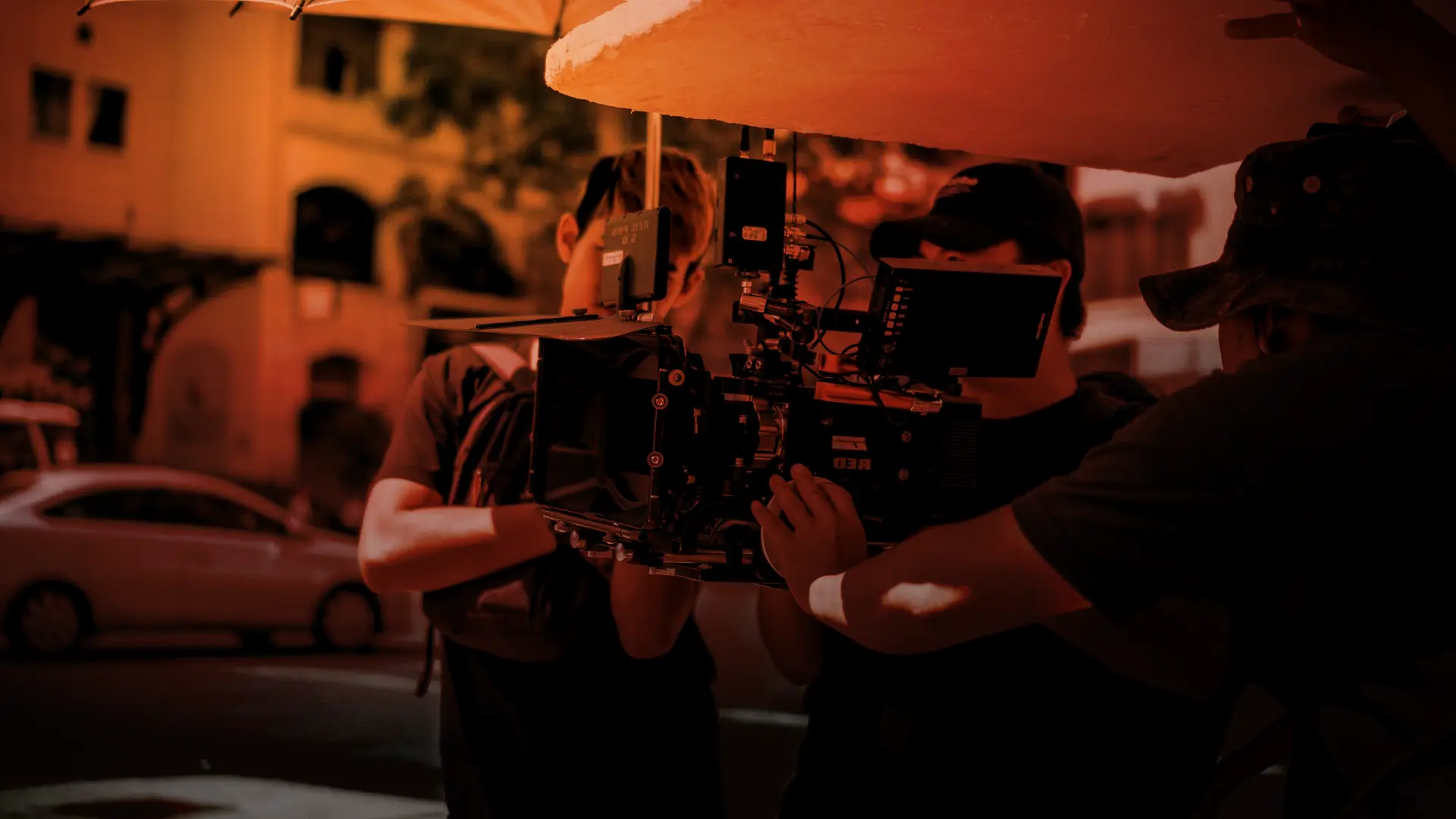 Equipe da Propz Filmes operando câmera de cinema em gravação